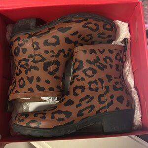 Hunter rain boots size 6 ankle height 
Hybrid print